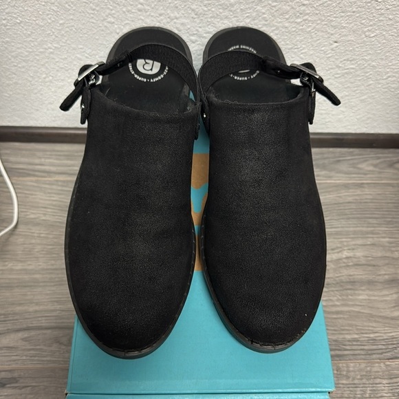 Bzees Women's Open Book Mule In Black Leather* - Picture 3 of 8